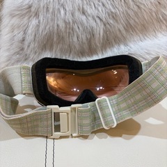 セット！女の子用のスキー用品　ゴーグルと手袋の画像