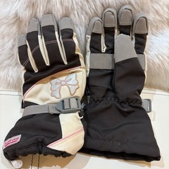 セット！女の子用のスキー用品　ゴーグルと手袋の画像