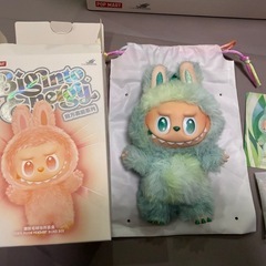 LABUBU THE MONSTERS Big into Energy シリーズぬいぐるみペンダントの画像