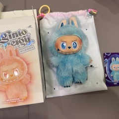 LABUBU THE MONSTERS Big into Energy シリーズぬいぐるみペンダントの画像