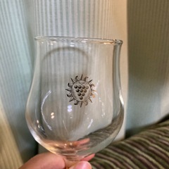 小さめワイングラス 透明 太陽とぶどうのマーク2こ個の画像