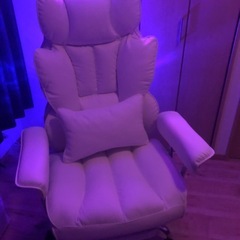 【取りに来てくれる方のみ譲ります】SKYE ゲーミングチェア 座り心地最高 デスクチェア オフィスチェア 椅子 テレワーク 社長椅子 伸縮可能のオットマン 高さ調節機能(ホワイト)の画像