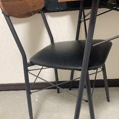 美品ダイニングテーブルと椅子二脚の画像