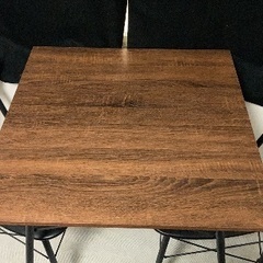 美品ダイニングテーブルと椅子二脚の画像