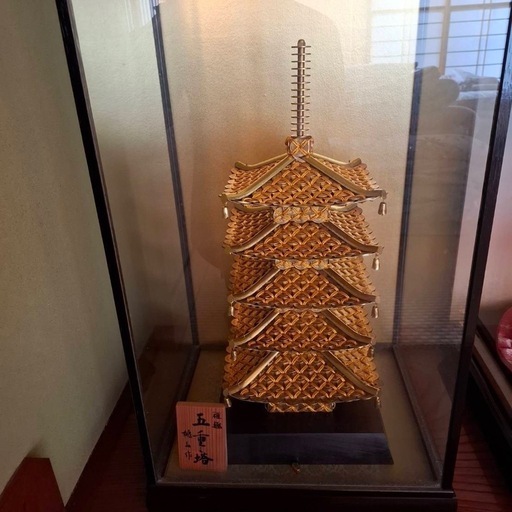 5円玉で作られた五重塔