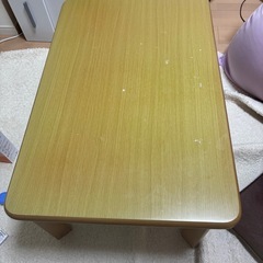 木製テーブルの画像