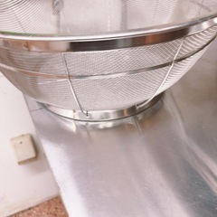 ステンレスボウルとステンレスザル直径42センチ2個セットと麺水切りザル新品おまけです。  の画像