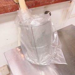 ステンレスボウルとステンレスザル直径42センチ2個セットと麺水切りザル新品おまけです。  の画像