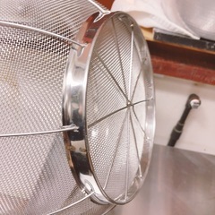 ステンレスボウルとステンレスザル直径42センチ2個セットと麺水切りザル新品おまけです。  の画像