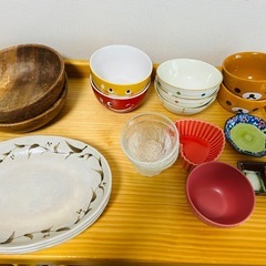 食器　たくさんの画像