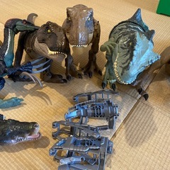 恐竜のおもちゃ数点の画像