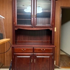 木製食器棚の画像