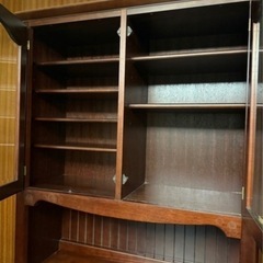 木製食器棚の画像