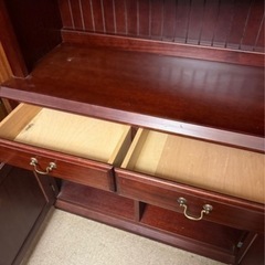 木製食器棚の画像