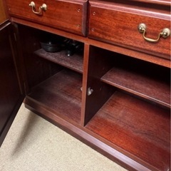 木製食器棚の画像