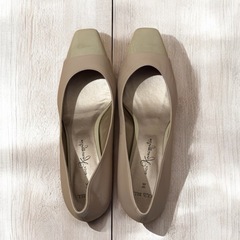 銀座かねまつ アクアベル パンプス 25.5cm グレージュ スクエアトゥの画像