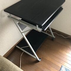 パソコンデスク まだ使えます。の画像