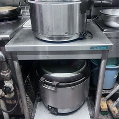 【プロ仕様✨厨房機材】専用ステンレス棚＋炊飯器＋保温ジャーの画像