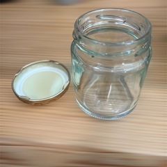 中型ガラス瓶 金色の蓋付き 6個set 瓶詰め ハンドメイド 100ｇ まとめ買い大歓迎の画像