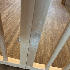 木製のドア付きペットゲートの画像