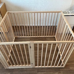 木製のドア付きペットゲートの画像