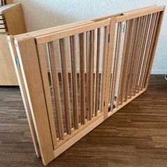 木製のドア付きペットゲートの画像