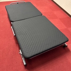 超美品折りたたみベッドの画像