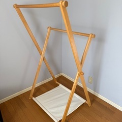 木製ハンガーラックの画像