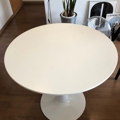 韓国風カフェテーブルの画像