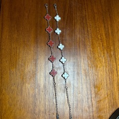 白と赤の クローバーフラワーモチーフぶれブレスレットの画像