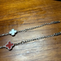 白と赤の クローバーフラワーモチーフぶれブレスレットの画像