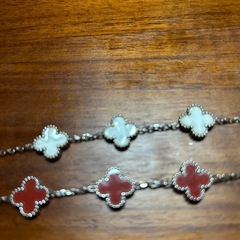白と赤の クローバーフラワーモチーフぶれブレスレットの画像