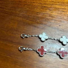 白と赤の クローバーフラワーモチーフぶれブレスレットの画像