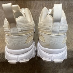 Reebok白スニーカーの画像