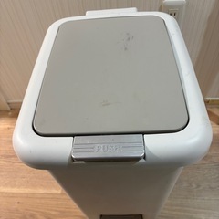 ニトリ伸縮物干し、蓋付きゴミ箱45L、突っ張り棚・棒の画像