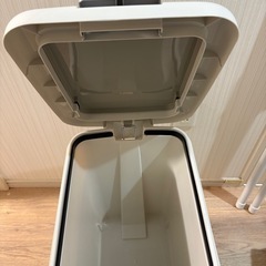 ニトリ伸縮物干し、蓋付きゴミ箱45L、突っ張り棚・棒の画像