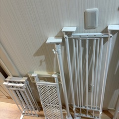 ニトリ伸縮物干し、蓋付きゴミ箱45L、突っ張り棚・棒の画像