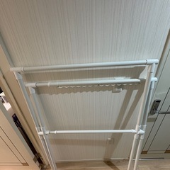ニトリ伸縮物干し、蓋付きゴミ箱45L、突っ張り棚・棒の画像