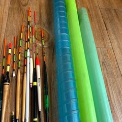 大量の棒ウキ、ケース付き
の画像