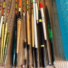 大量の棒ウキ、ケース付き
の画像