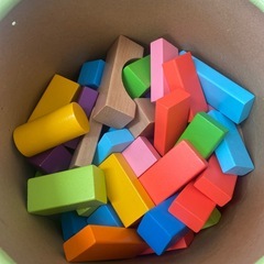 木製積み木　色付き　木目調　目立つ汚れなしの画像