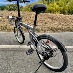 お買得品！Jeep 折りたたみ20インチ外装6段変速 前カゴ付きの画像