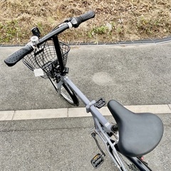 お買得品！Jeep 折りたたみ20インチ外装6段変速 前カゴ付きの画像