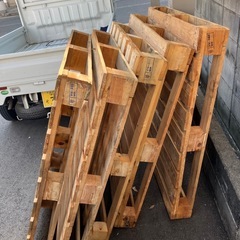 ※本日22時までに引き取れる方🙇　木製パレット　木パレット５枚　早い者勝ち！の画像