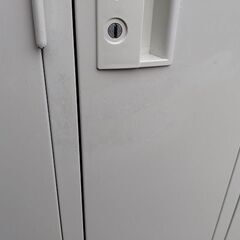 トラスコ　４人用ロッカー　オフホワイト色『中古良品、小傷あり』複数入荷！の画像