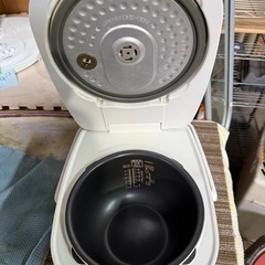 アイリスオーヤマ IHジャー炊飯器（5.5合炊き） ホワイト/シャンパンゴールドIRIS OHYAMA KERC-IB50-W の画像