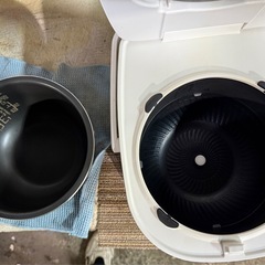 アイリスオーヤマ IHジャー炊飯器（5.5合炊き） ホワイト/シャンパンゴールドIRIS OHYAMA KERC-IB50-W の画像