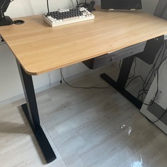 HOMECO 昇降式デスク 電動 昇降デスク 高さ調節デスク 上下昇降デスク メモリー機能付き 電動昇降デスク パソコンデスク 金属製フック＆収納袋付き オフィスデスク 人間工学 操作簡単 デスク 105センチ& 黒足*木目調天板の画像