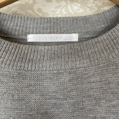 グレーのリボンありニットの画像