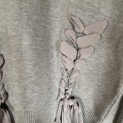 グレーのリボンありニットの画像